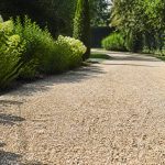 Faire une allée en gravier stabilisé : étapes et conseils pratiques