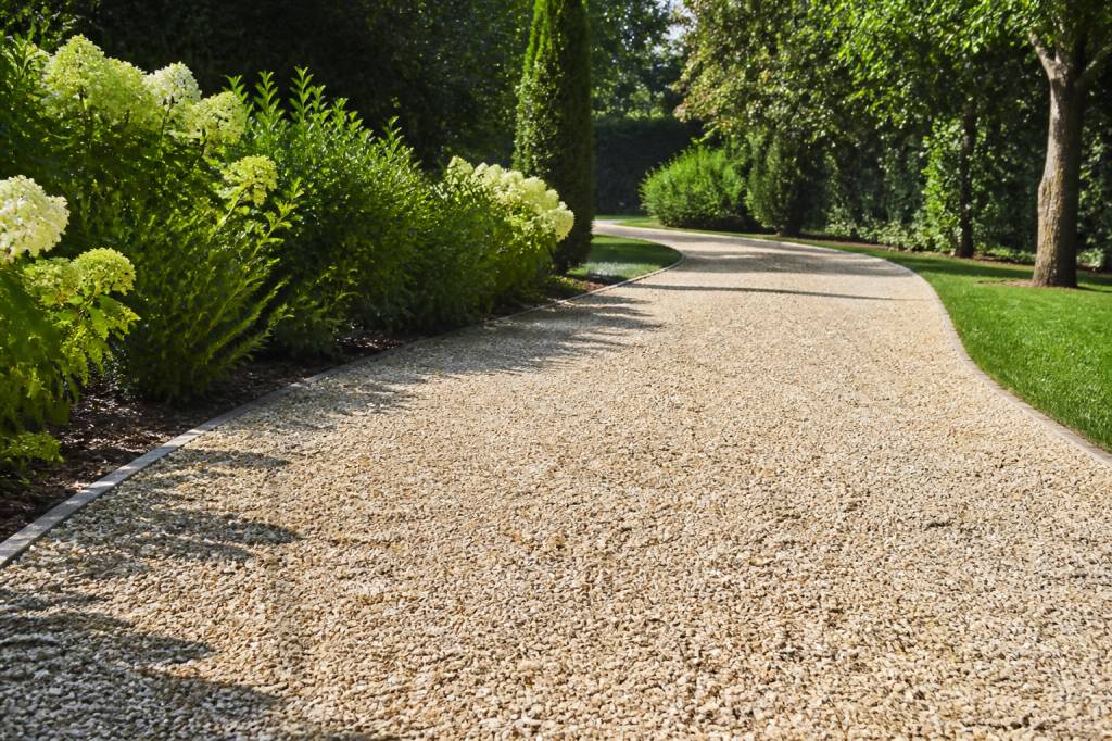 Faire une allée en gravier stabilisé : étapes et conseils pratiques
