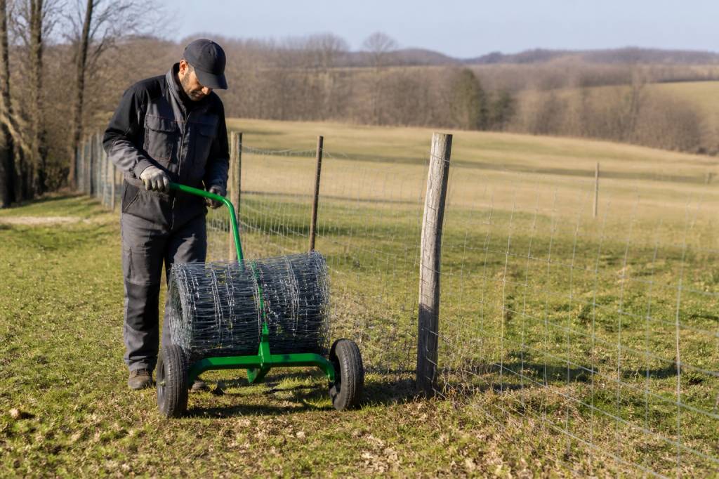 Dérouleur grillage : comment choisir le bon modèle pour faciliter la pose du grillage