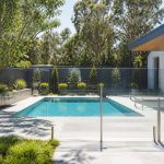 Arbre sans racine piscine : quelles solutions pour aménager un jardin sécurisé ?