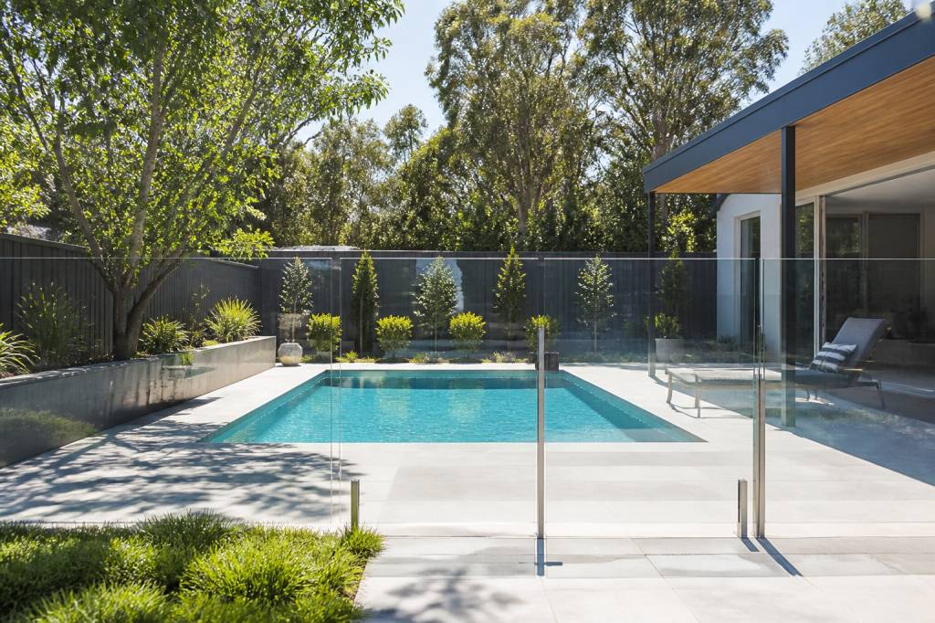 Arbre sans racine piscine : quelles solutions pour aménager un jardin sécurisé ?